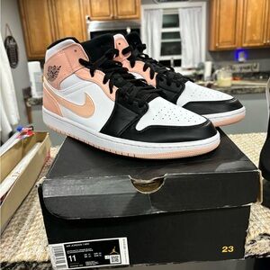 Jordan 1 artic mid black toe